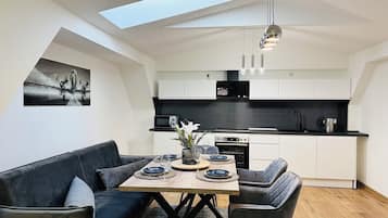 Jääkaappi, mikroaaltouuni, uuni, liesi