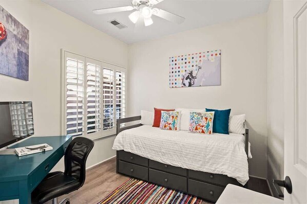 3 bedrooms, desk, iron/ironing board, free WiFi