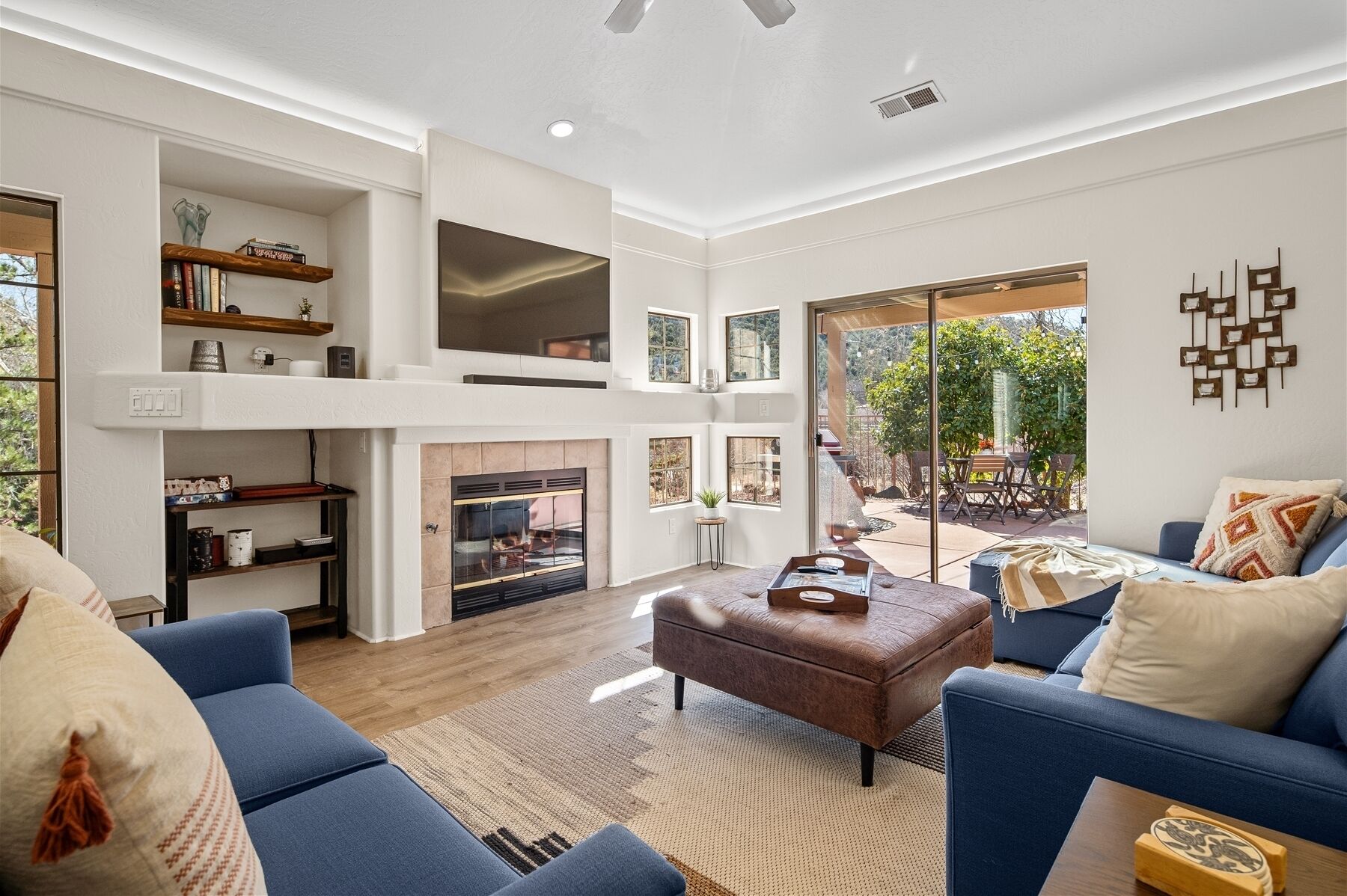 Televisión y chimenea 