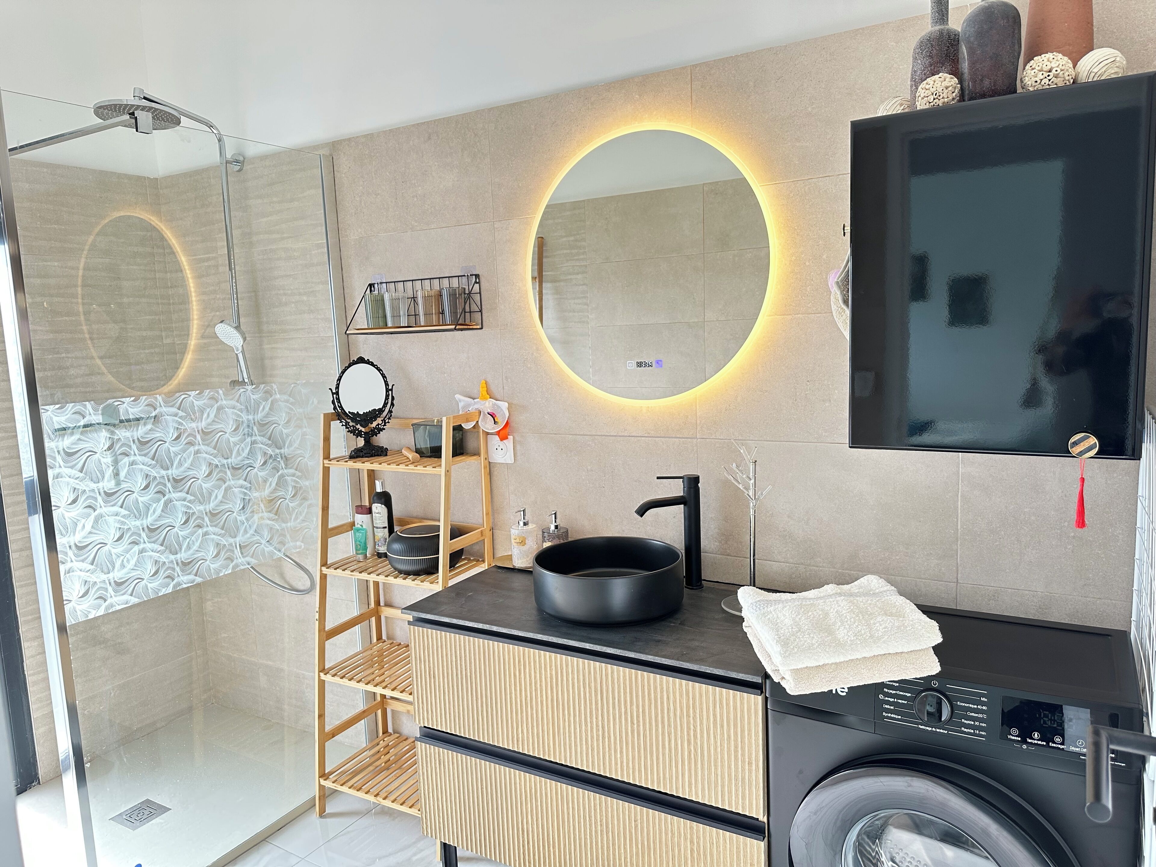 Een douche, een haardroger, handdoeken, zeep