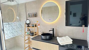 Douche, sèche-cheveux, serviettes fournies, savon