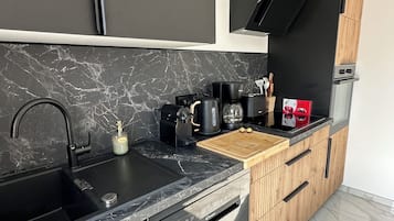Een koelkast, een magnetron, een oven, een kookplaat