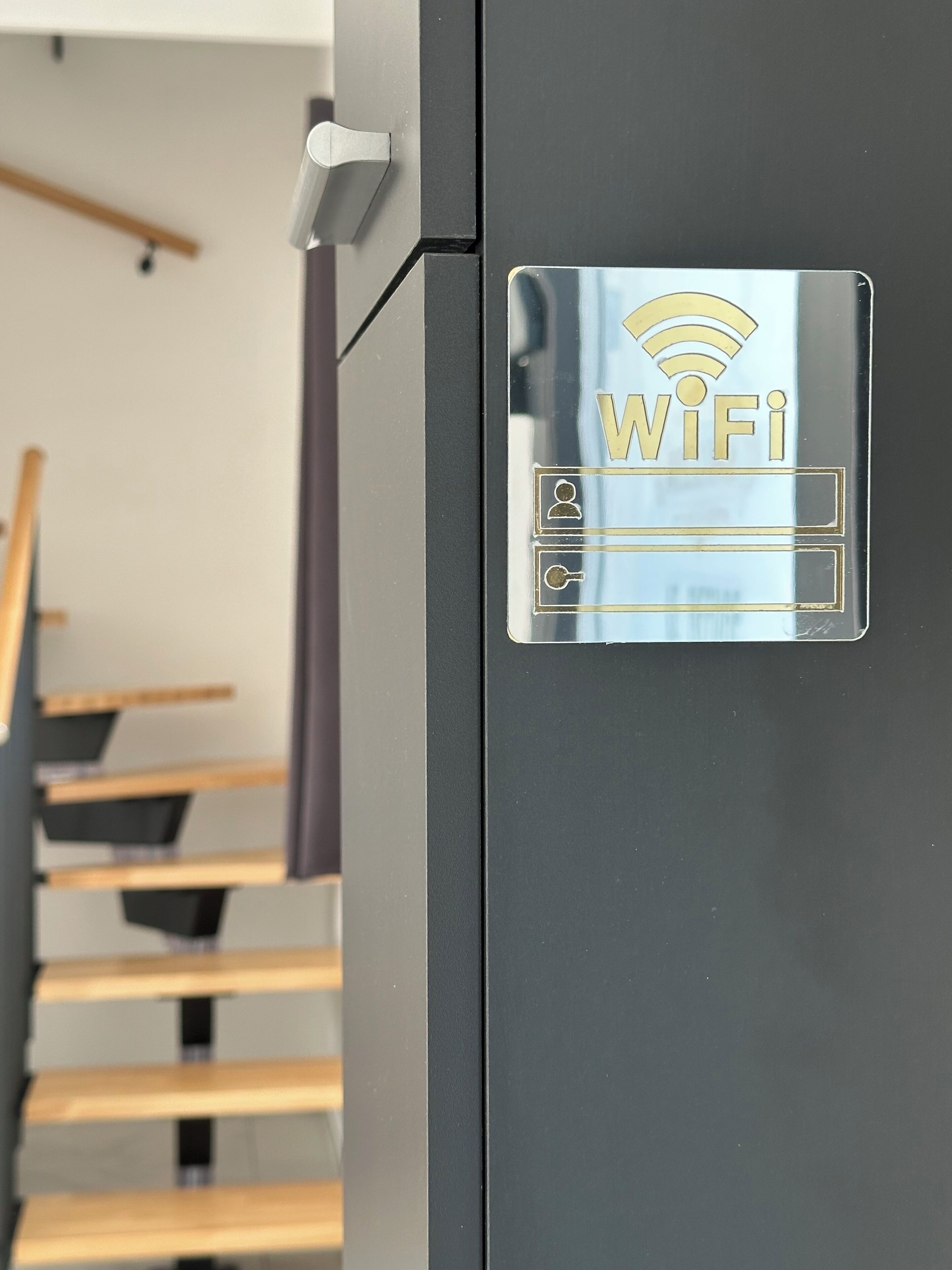 Una puerta con símbolo de WiFi e mirilla, que indica un acceso seguro con conexión a internet.