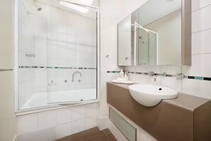 Shower, jetted bath, hair dryer, towels - Sunset on Fearn, lovely 2 bedroom apartment

Share

Save (Margaret River)