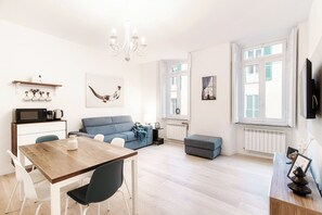 Appartement Familial, vue ville | Coin séjour | Télévision LED de 32 pouces avec chaînes numériques