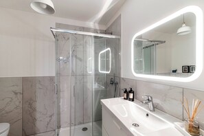 Apartamento família, vista para a cidade | Banheiro