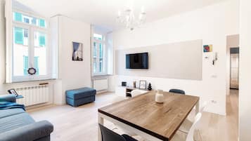 Appartamento familiare, vista città | Area soggiorno | TV LED 32 pollici con canali digitali