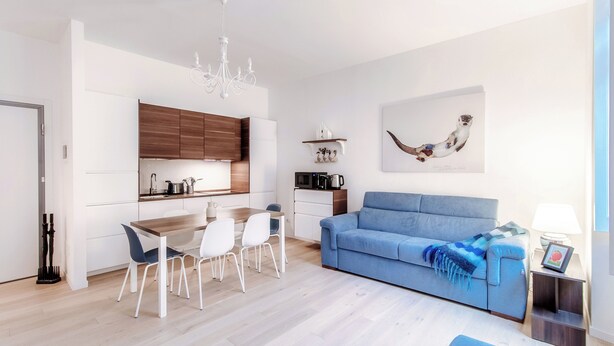 A modern living space with a kitchen, dining area, and a sofa. - Pleasant Family Apt next to Lake Como (Como)