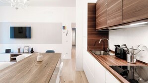 Una cucina moderna con mobili in legno, piano cottura integrato e lavello.