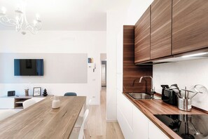 Family Apartment, City View | Private kitchen