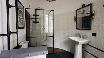 Deluxe Double Room, Patio, Garden View | Bathroom