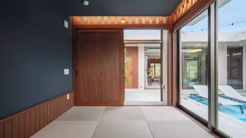 Un interior moderno con un puerta corrediza que da a una zona de piscina.