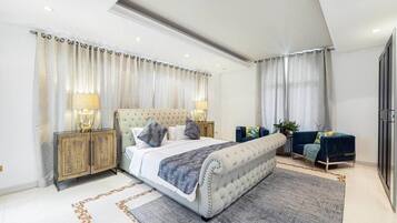 4 bedrooms, iron/ironing board, WiFi, bed sheets