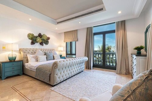 Charming 4-bedroom villa with WiFi, fitness room in delightful Dubai Downtown