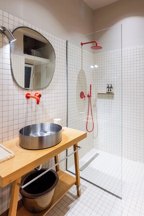 Shower, hair dryer, towels, soap - Ernesto Apartment: A Charming 1-bedroom apartment in Downtown Athens City. (Athina)