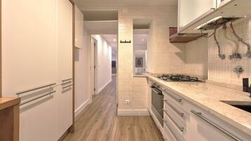 Microwave, dishwasher, coffee/tea maker, cookware/dishes/utensils