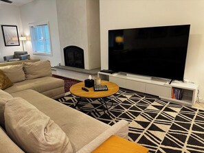 Smart-TV, Kamin, Tischfußball, Tischtennisplatte