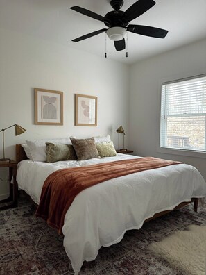 3 Schlafzimmer, Schreibtisch, Bügeleisen/Bügelbrett, Reisekinderbett