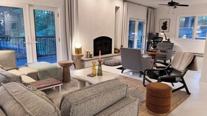 Smart TV, fireplace, foosball, table tennis - Long Stays_Hot Tub_Ski_Forest_Hiking Trails_Secluded- Wraparound deck_Shawnee (East Stroudsburg)