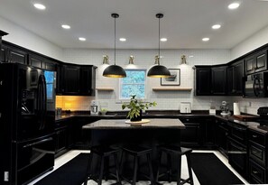 Fridge, microwave, oven, stovetop - Long Stays_Hot Tub_Ski_Forest_Hiking Trails_Secluded- Wraparound deck_Shawnee (East Stroudsburg)