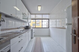 Microondas, cafetera/tetera, utensilios de cocina