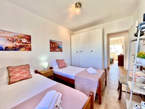 4 bedrooms, bed sheets