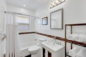 Ein modernes Badezimmer mit Badewanne, Toilette und Waschbecken.