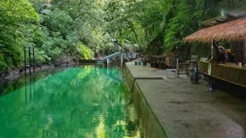 Hồ bơi ngoài trời