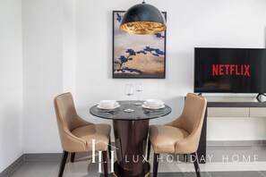 Studio | Ruokailu omassa huoneessa