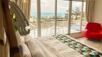 8 bedrooms, bed sheets