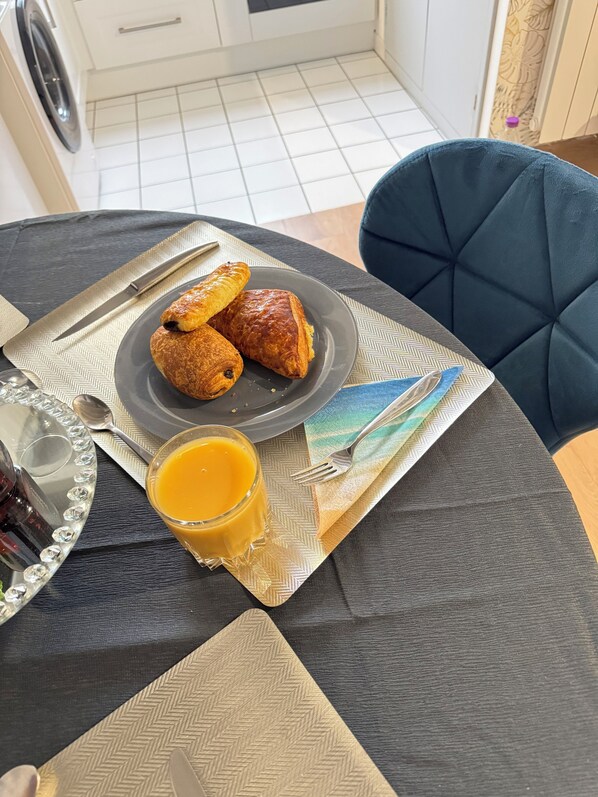 Dining - Charming apartment with WiFi and self check in close to Mont Saint Michel (Pontorson)