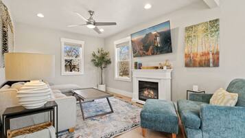 Huis, Meerdere bedden, terras, uitzicht op tuin (829 Smith Street) | Woonruimte | Een 55-inch flatscreentelevisie met digitale zenders en een open haard