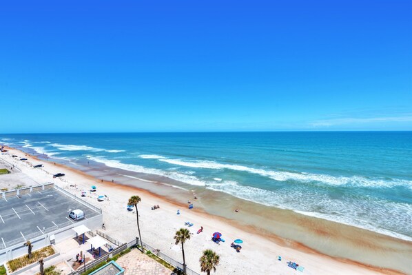 On the beach - Oceanfront Resort Condo ‑ Balcony & Beach Access (Daytona Beach)