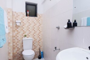 Douche, séchoir à cheveux, bidet, serviettes fournies