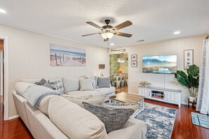 Smart TV, DVD player, books, stereo - Pool+Arcade+Theatre+Private Yard – Prime Location! (Bradenton)