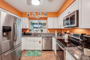 Geladeira, micro-ondas, fogão, cooktop