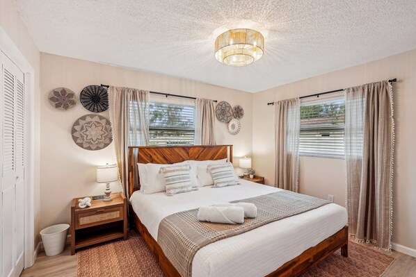 4 bedrooms, desk, iron/ironing board, travel cot - Pool+Arcade+Theatre+Private Yard – Prime Location! (Bradenton)