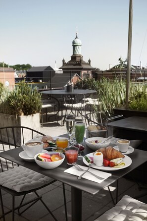 Petit déjeuner buffet servi tous les jours en supplément