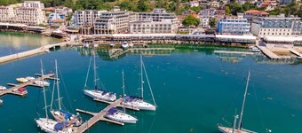 Spacious 2-bed apartment on the beach & a Sea-view large terrace