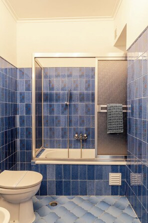 A bathroom with a shower, toilet, and sink. - CaparicaSunHouse (Costa da Caparica)