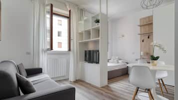 Studio, balkon | Woonruimte | Een 32-inch flatscreentelevisie met kabelzenders