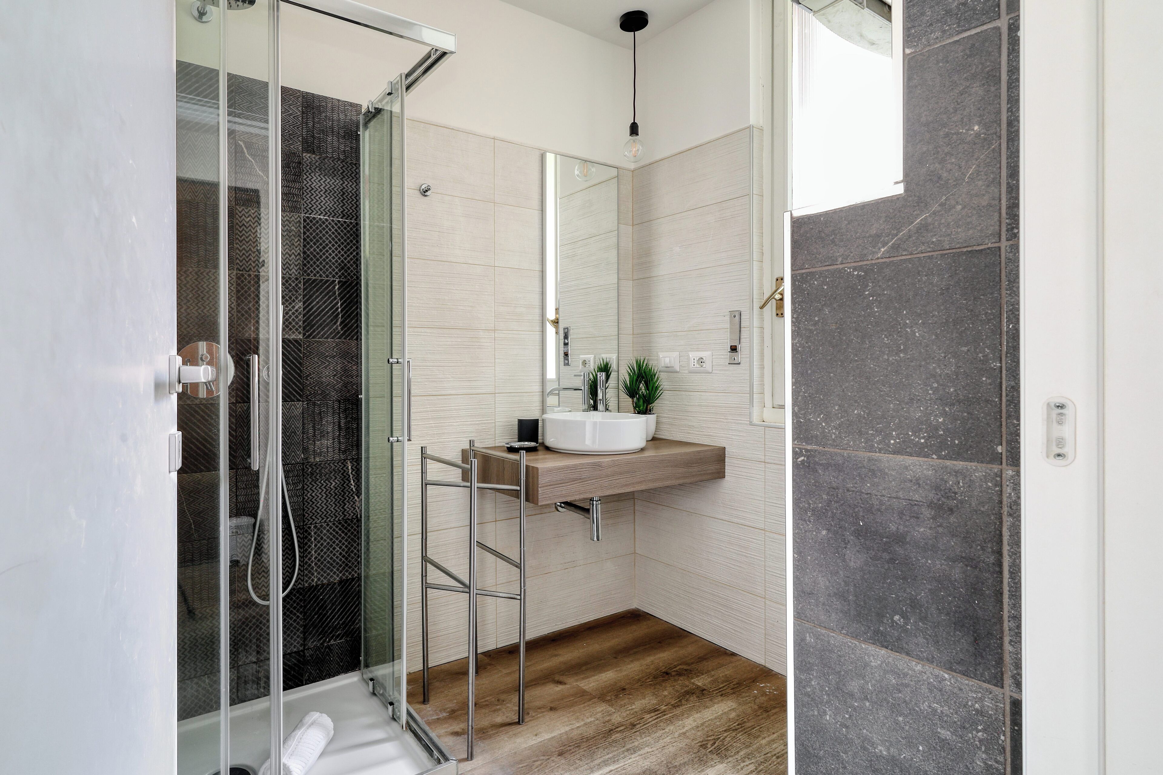 Studio, Balkon | Badezimmer | Kostenlose Toilettenartikel, Haartrockner, Bidet, Handtücher
