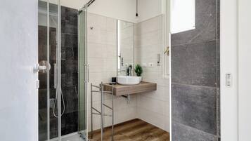 Studio, Balkon | Badezimmer | Kostenlose Toilettenartikel, Haartrockner, Bidet, Handtücher