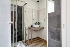 Studio, Balkon | Badezimmer | Kostenlose Toilettenartikel, Haartrockner, Bidet, Handtücher