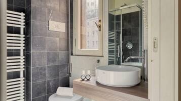 Studio | Kamar mandi | Perlengkapan mandi gratis, pengering rambut, kloset, dan handuk