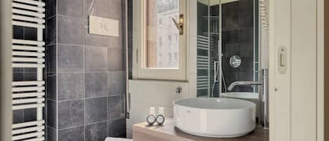 Studio | Bathroom | Free toiletries, hair dryer, bidet, towels