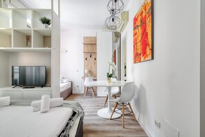 Studio, Balcony | Living area | 32-inch flat-screen TV with cable channels