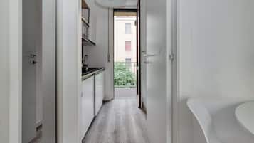 Studio, balkon | Een laptopwerkplek, een strijkplank/strijkijzer, gratis wifi, beddengoed