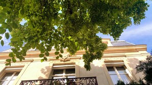 Un edificio de estilo arquitectónico clásico, con detalles ornamentales y amplias ventanas.