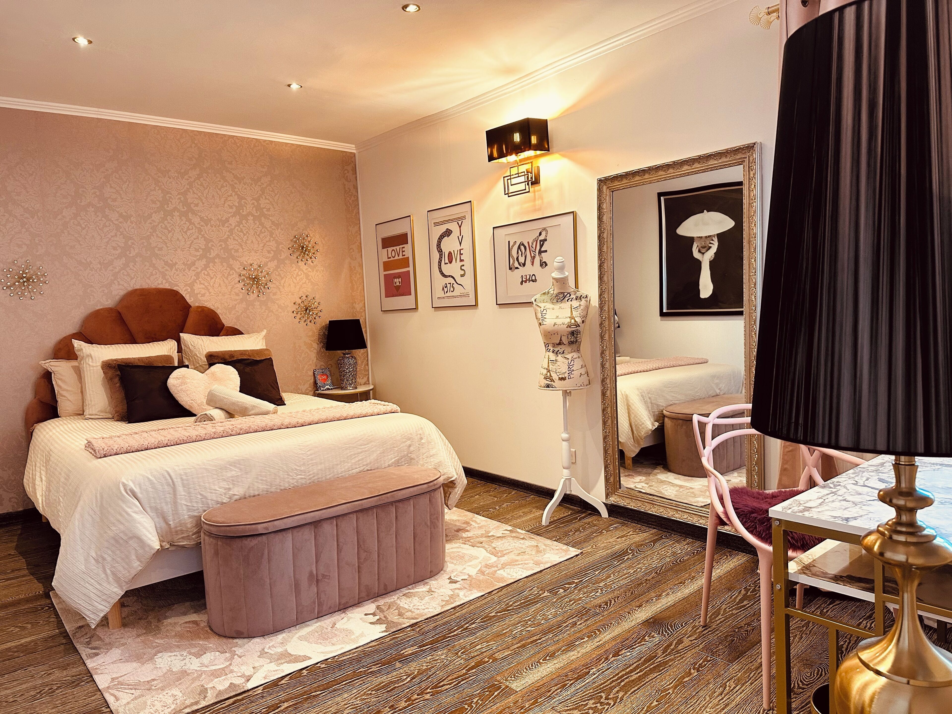 5 bedrooms, iron/ironing board, WiFi, bed sheets